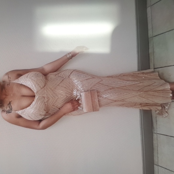 Elegant dress - Picture 4 of 4